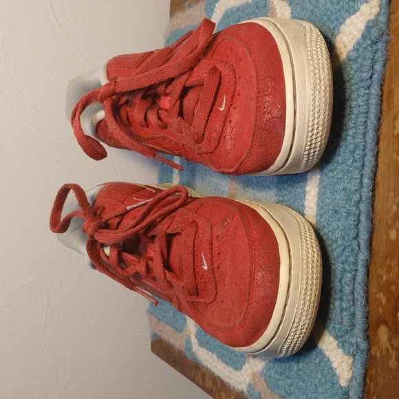 Nike Youth Air Force 1 Leather Croc Embossed Sneakers - Picture 2 of 12